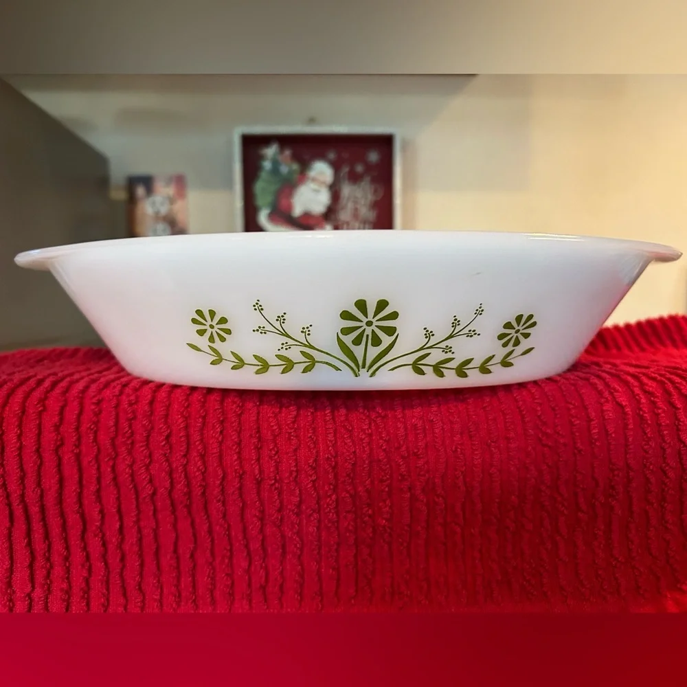 Glasbake Crazy Daisy Divide a Dish. Milk Glass 9x8. No cracks or chips. Vintage